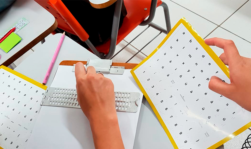 Aluna de magistério produz alfabeto em Braille com materiais