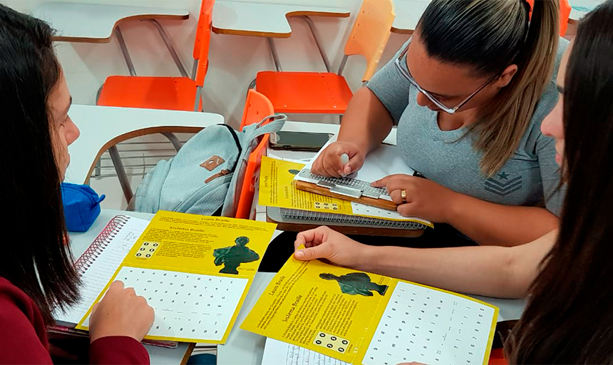 Aluna de magistério produz alfabeto em Braille com materiais